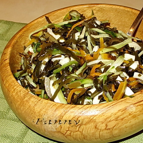 Витаминный салат с кальмарами и морской капустой