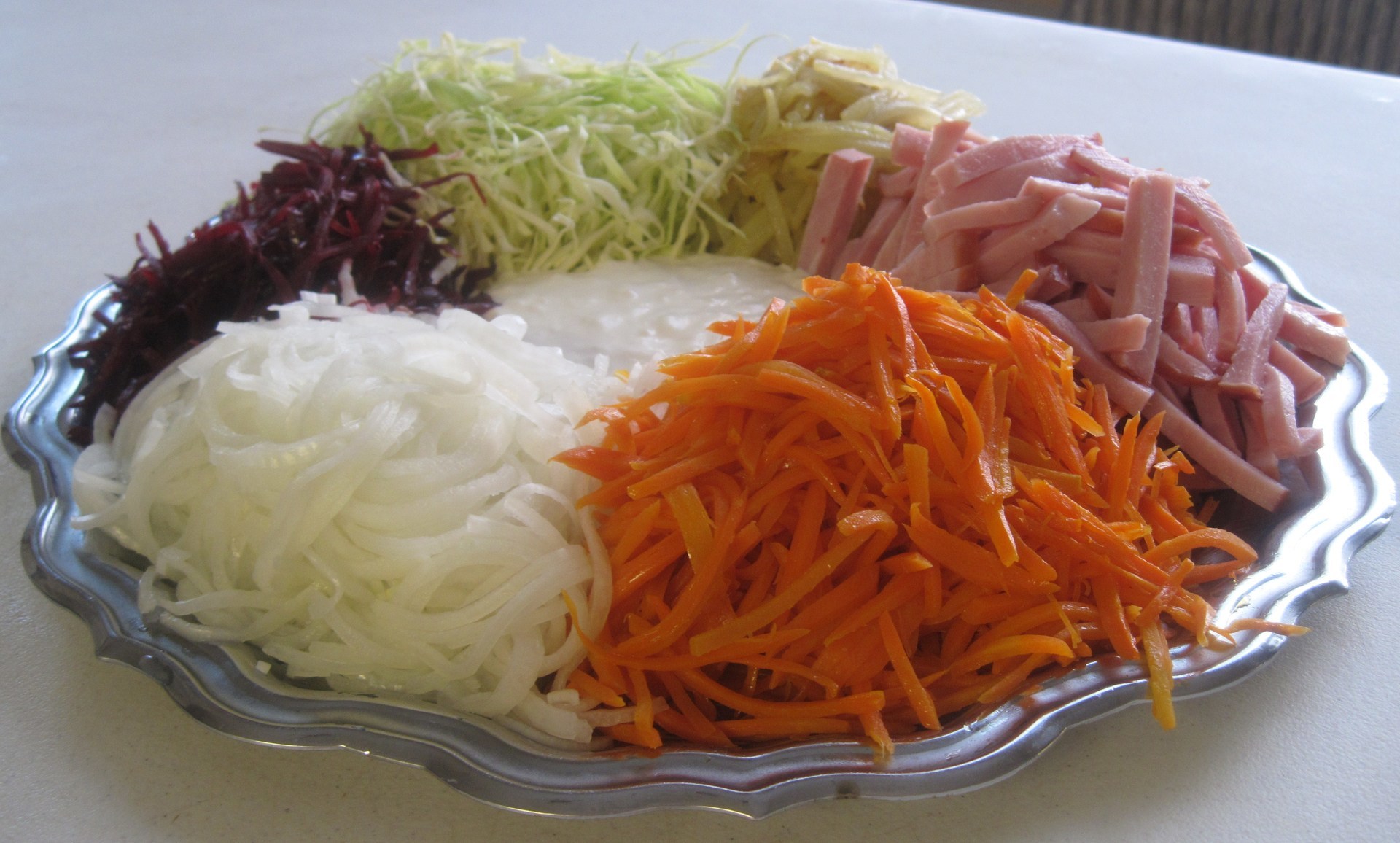 Салат с морковью, капустой, свеклой, картошкой и мясом простой рецепт пошаговый