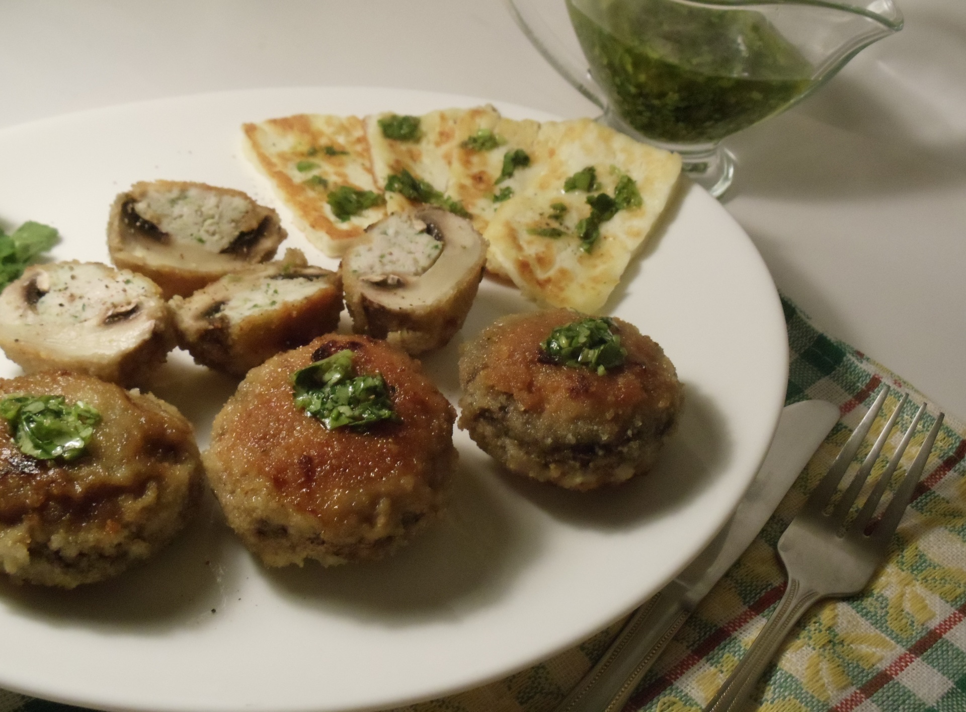 Фаршированные шампиньоны с куриным фаршем и сыром в панировке