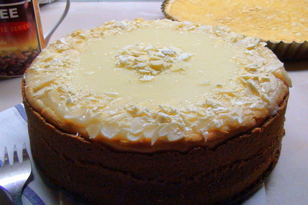 Фото к рецепту: Пирог творожный с белым шоколадом и сметаной заливкой.