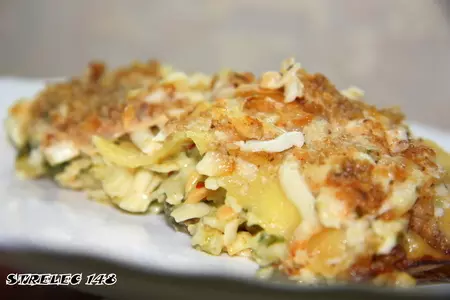 Острая лазанья с копченым сыром, шпинатом и чесноком.