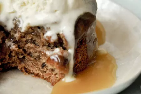 Липкий финиковый пудинг с карамельным соусом (или sticky toffee pudding)