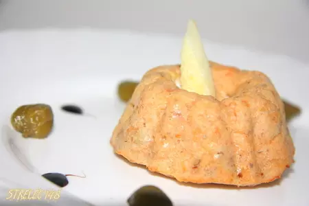 Маффины с копченой форелью, яблоком и орехами.