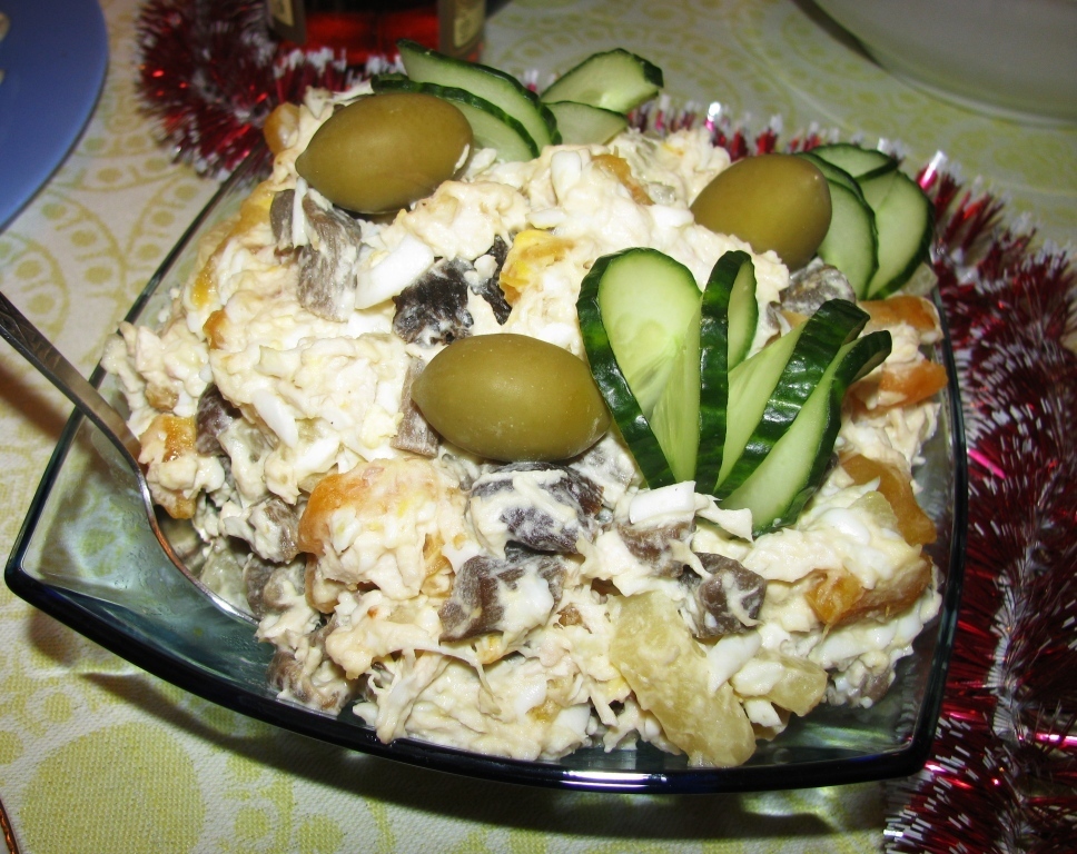 Салат из ананасов с языком и шампиньонами