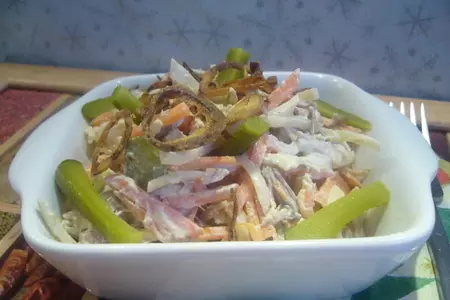 Мясной салат с морковью и редькой