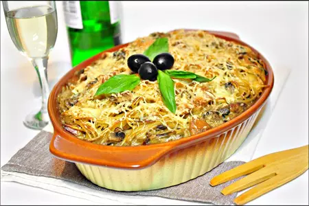 Spaghetti tetrazzini. паста, запечённая с курицей и грибами.