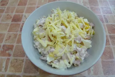 Салат с ветчиной, ананасами и кукурузой