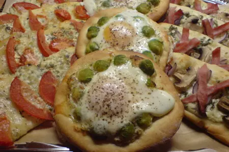 Три разных пирожка с припёком (flammkuchen) к трёхлетию на сайте...