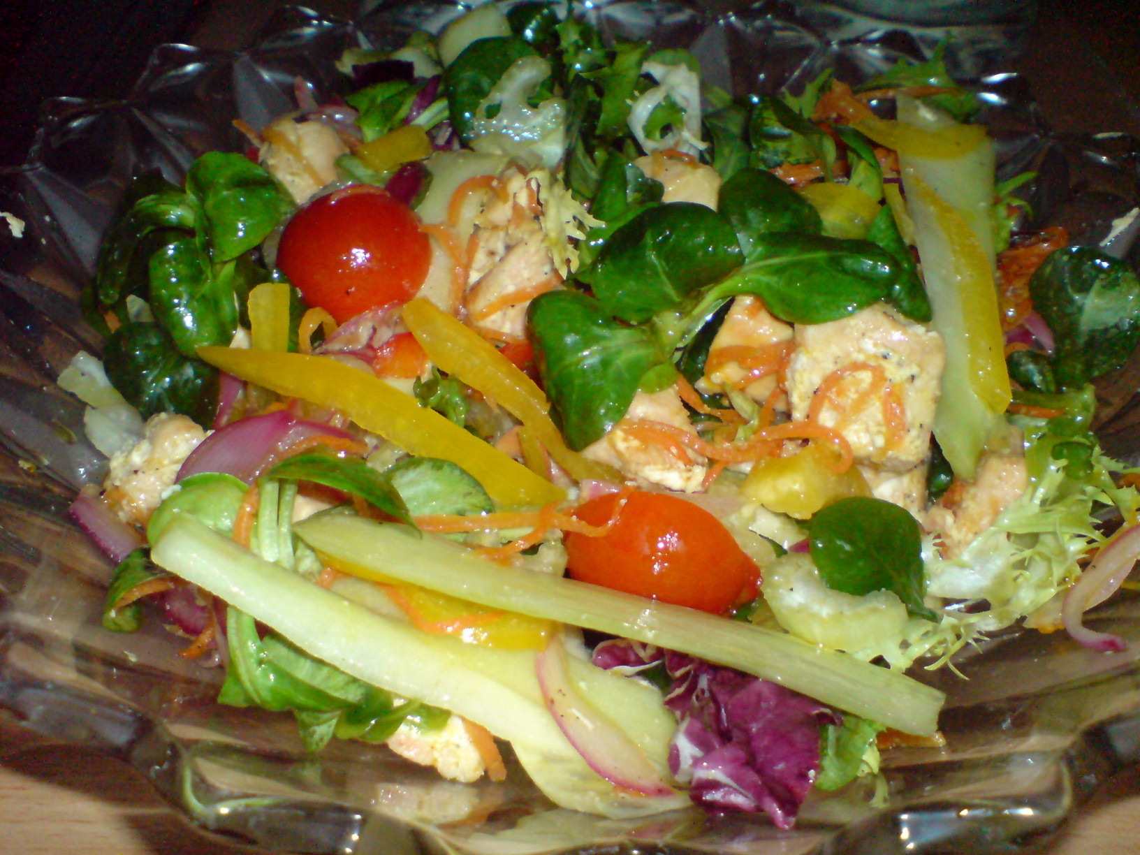Рыба с салатом из овощей