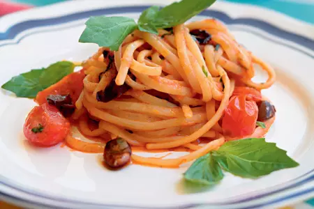 Паста лингвине путтанеска (linguine alla puttanesca)