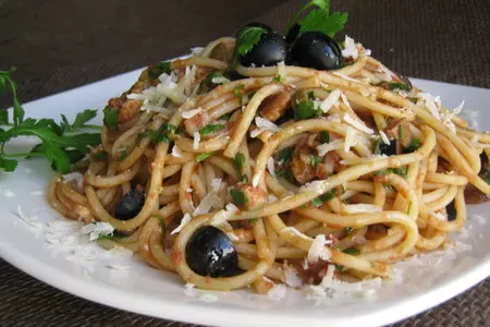 Спагетти с анчоусами (spaghetti alla puttanesca).