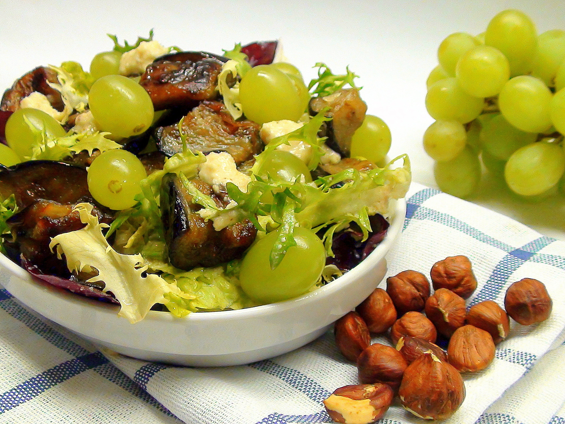 Салат из индейки с виноградом и орехами