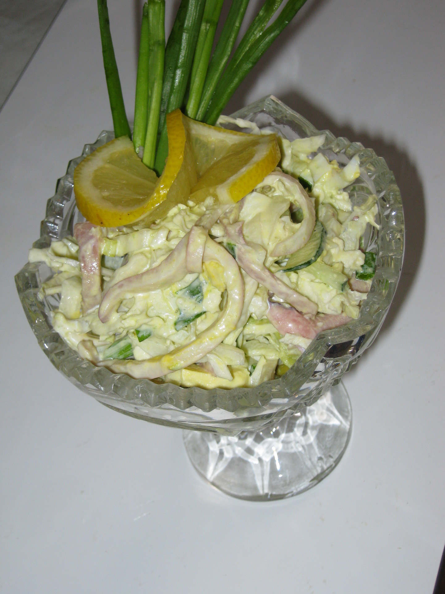 Аппетитный салат с кальмаром и авокадо