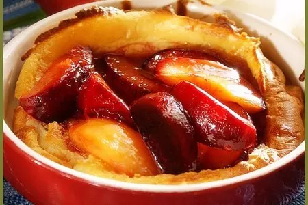 Dutch baby pancake с пьяными сливами