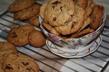 Хрустящее печенье с орехами и шоколадом