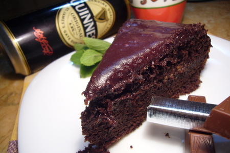 Шоколадный пивной торт с пивным же шоколадным кремом.