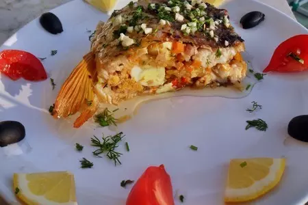 Карп, фаршированный овощами и перепелиными яйцами