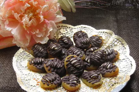 Курага с миндалём в шоколаде (apricot chocolates).