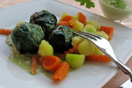 Фото к рецепту: Паровые котлетки из телятины в шпинате с овощным гарниром и соусом из кориандра