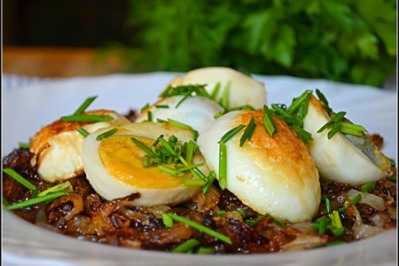 Фото к рецепту: Яйца жареные,с луком.