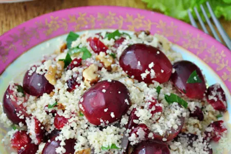 Кускус с виноградом, орехами и сушеной клюквой.