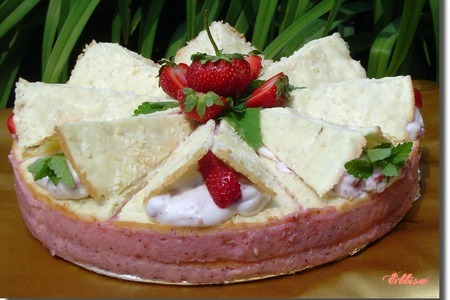 Фото к рецепту: Клубнично-кокосовый торт