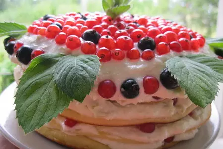 Торт "удачный" с творожно-ревеневым кремом и смородиной (на сковороде)