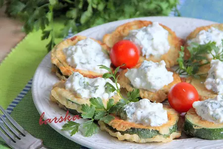 Цукини в пивном кляре под брынзовым соусом