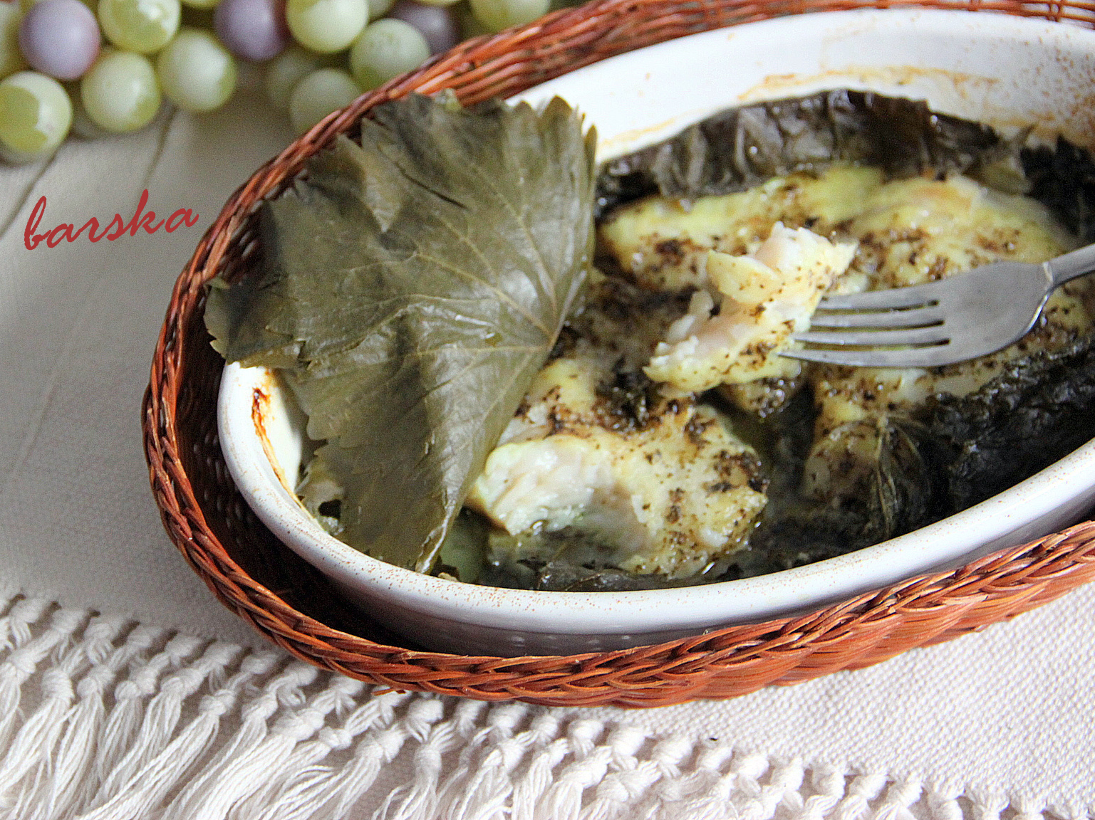 Запеченная скумбрия с виноградными листьями