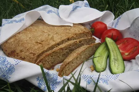 Хлеб из цельнозерновой муки с горохом и мёдом - "урожайный".