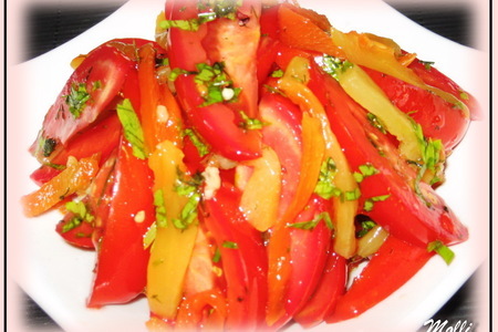Фото к рецепту: Салат с томатами и запеченным перцем