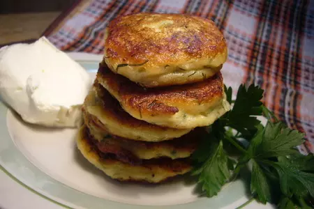 Оладьи из лука-порея с брынзой и пармезаном.