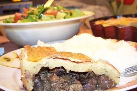 Английский пирог с говядиной, почками и грибами ("english steak &amp; kidney pie").