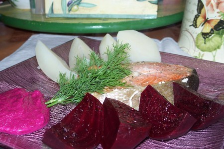 Фото к рецепту: Пикантная свекла с соусом из сметаны и хрена