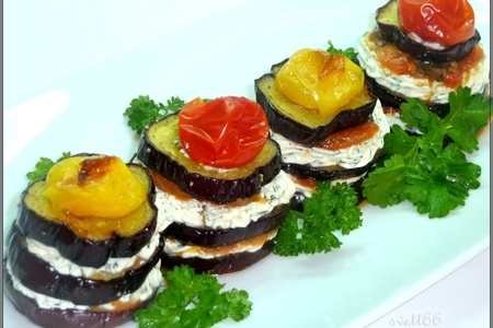 Фото к рецепту: Овощная закуска " этажерка" с баклажанами и творожным сыром