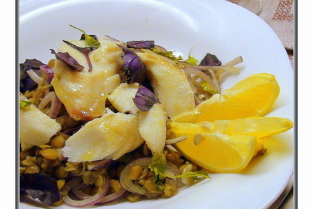 Тёплый салат из чечевицы с печёной рыбой под горчично-лимонной заправкой.