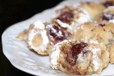 Песочное печенье с ромовой вишней